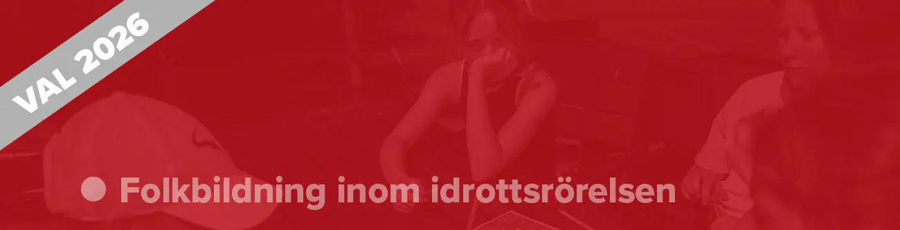 Ungdomar som diskuterar idrott vid ett bord