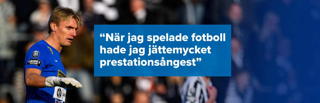 Bild på Svante Hildeman i blå tröja och vita målvaktshandskar. Text i bild: När jag spelade fotboll hade jag jättemycket prestationsångest.