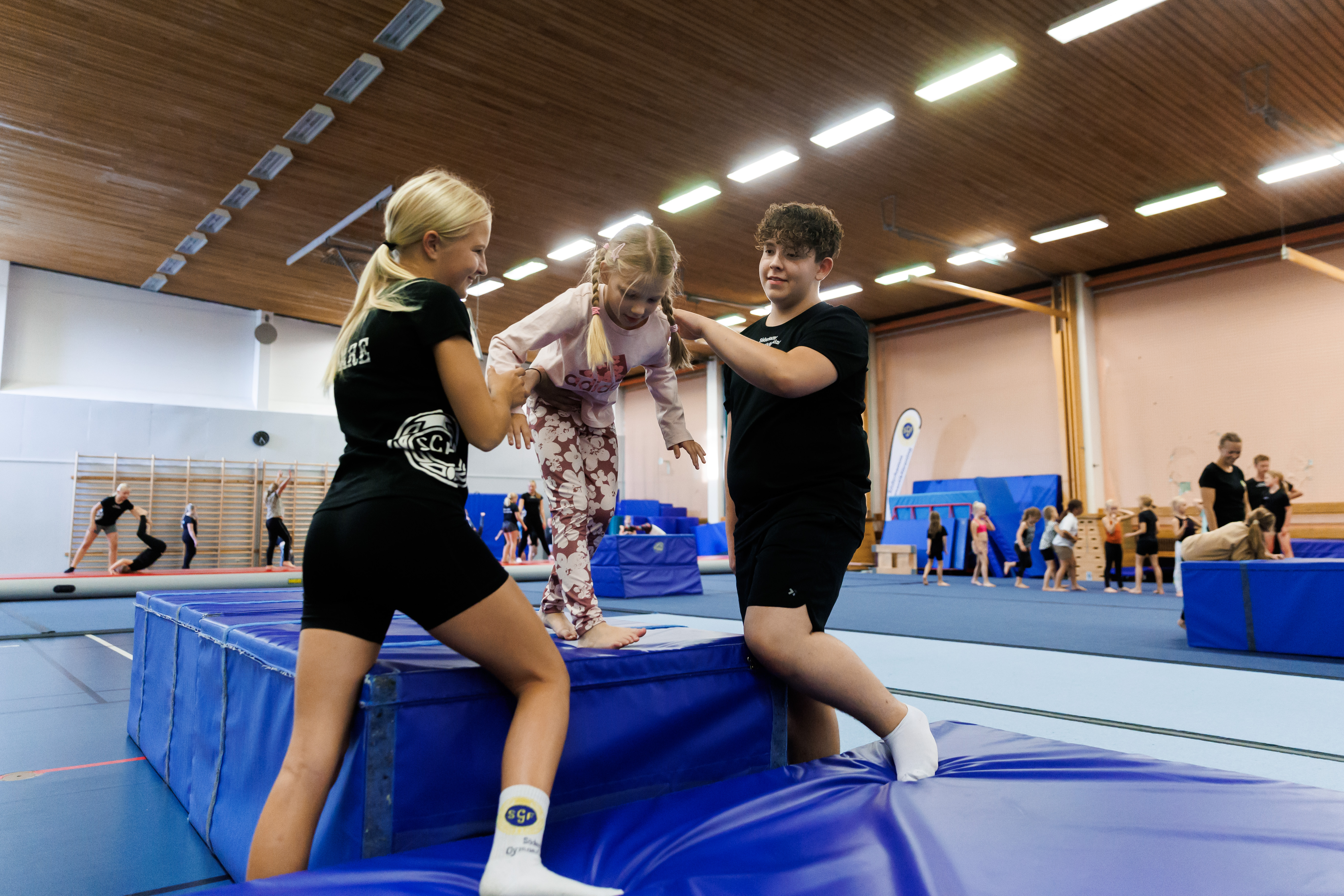 En liten flicka har brottat ner en vuxen tränare på en brottningsmatta