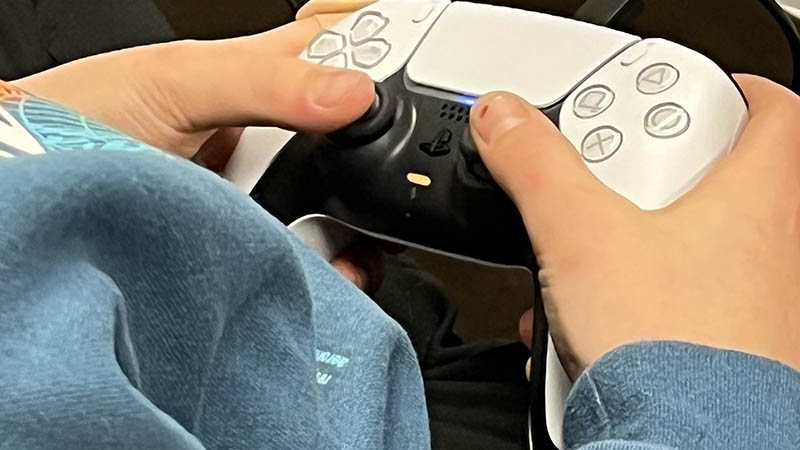Händer som håller i en dataspelskontroll.