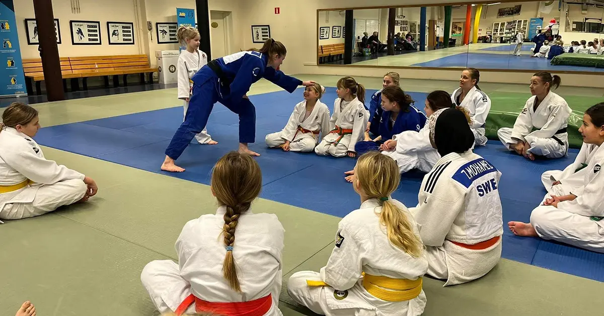 Gretha Östlind som ledare i sin judoförening