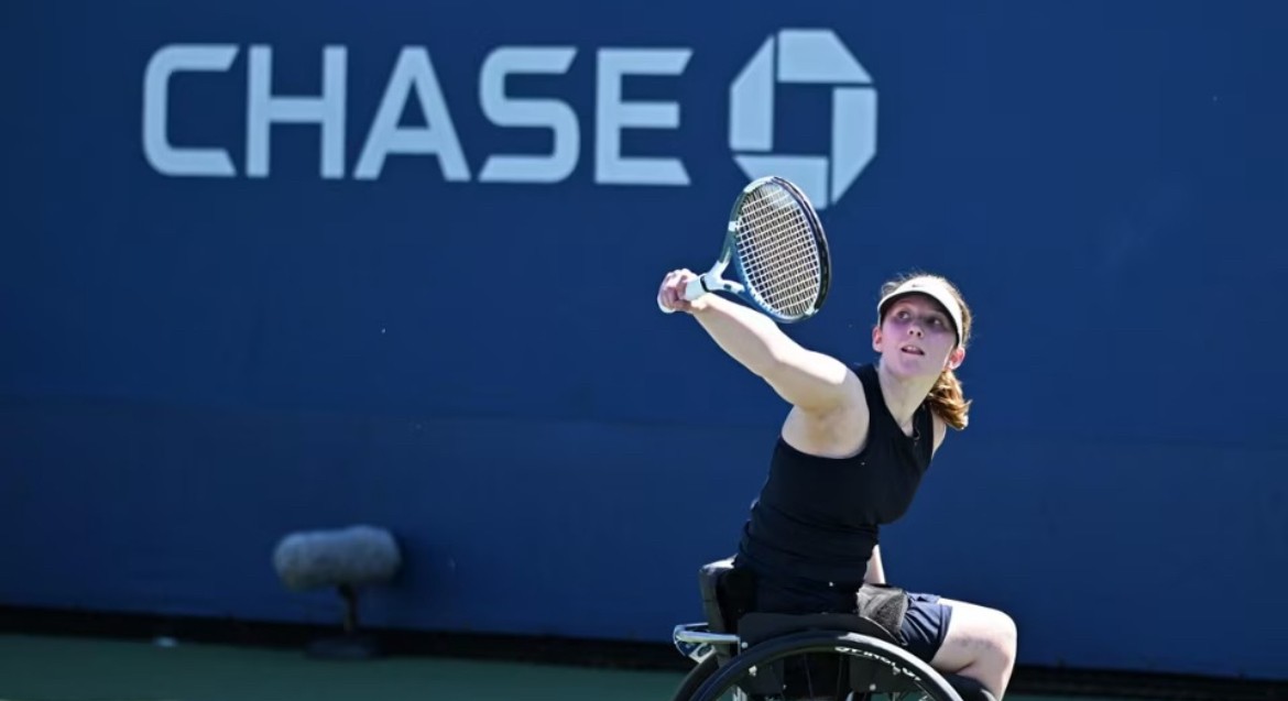 Emma Gjerseth i spel på tennisplan utomhus