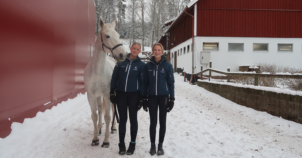 Foto: Meja och Judith ute tillsammans med hästen Helge. 